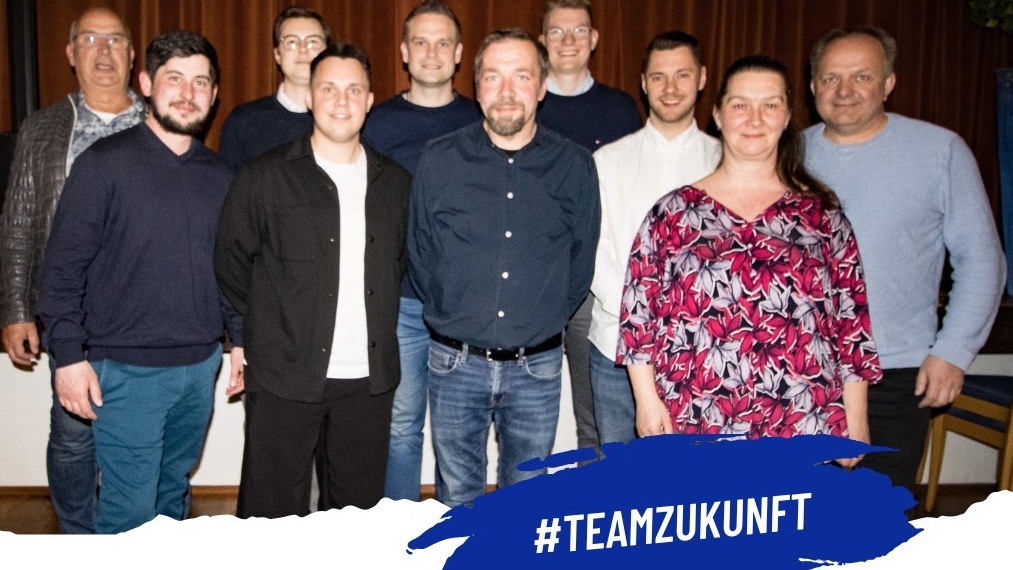 Gruppenfoto des neuen Teamvorstands des FC Merkur, gew&auml;hlt am 13. M&auml;rz 2026, mit zehn Mitgliedern.